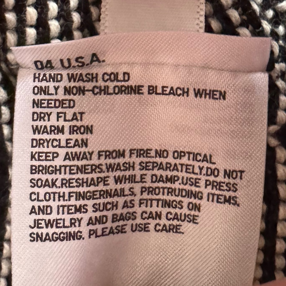 Uniqlo Black Textured Knit Sweater Womens Medium V- Neck 3/4 Sleeve Minimalist - Picture 13 of 16